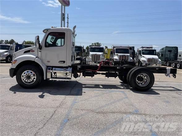 Peterbilt 537 Camiones con chasís y cabina