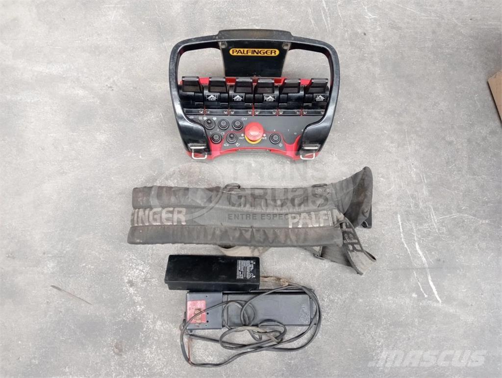 Palfinger PK 23500 Grúas cargadoras