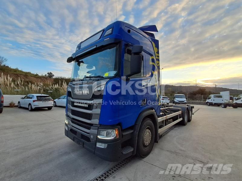 Scania R530 Camiones con chasís y cabina