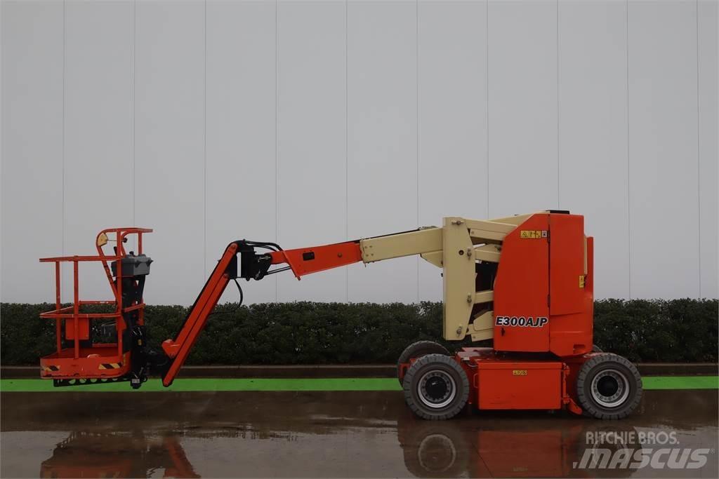 JLG E300AJP Plataformas con brazo de elevación manual