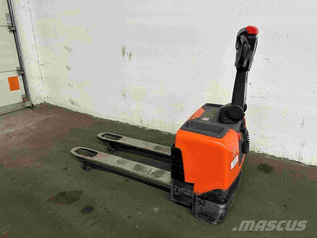 Toyota LWE 130 Montacargas de baja elevación