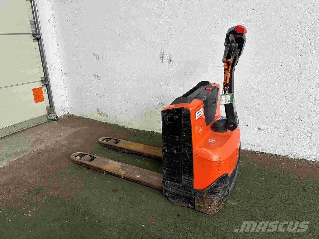 Toyota LWE 140 Montacargas de baja elevación