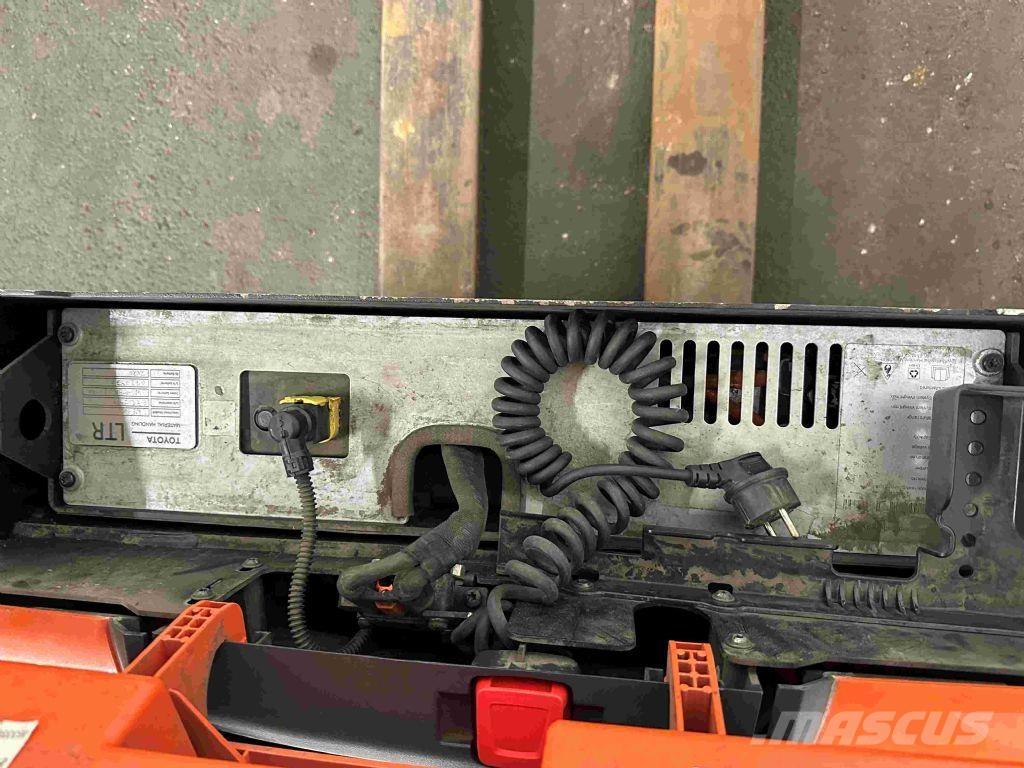 Toyota LWE 140 Montacargas de baja elevación