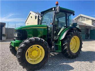 John Deere 5820