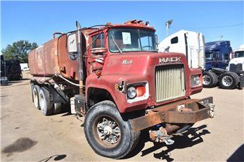 Mack DM685S