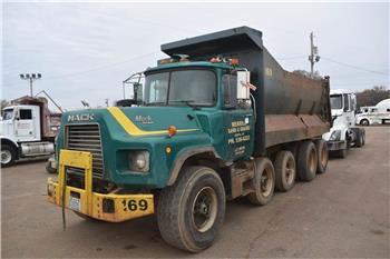 Mack DM688