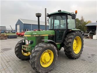 John Deere 2140