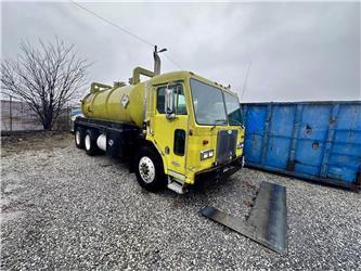 Peterbilt 320