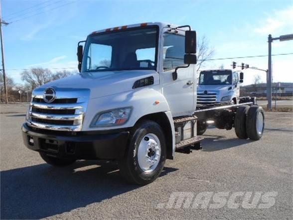 Hino 338 Camiones con chasís y cabina