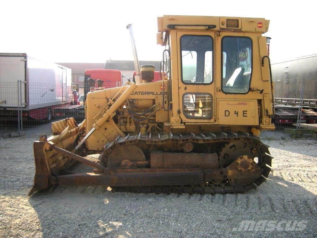 CAT D4E Buldozer sobre oruga