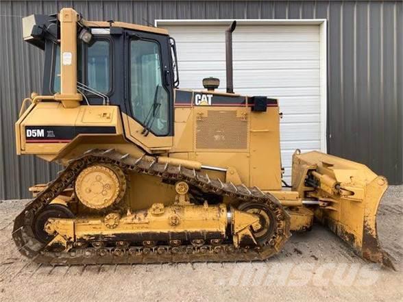 CAT D5M Buldozer sobre oruga