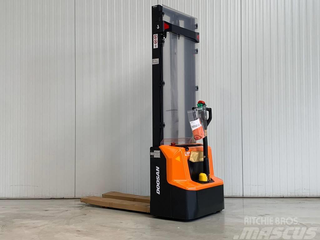 Doosan LSM12N-7 Montacargas manual