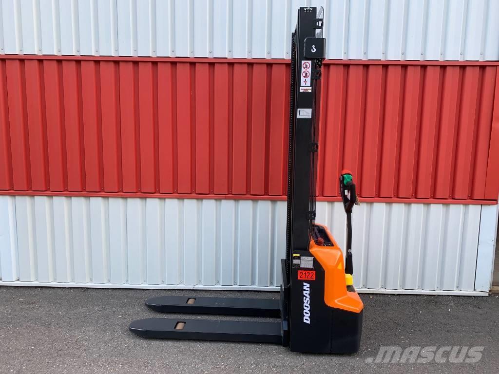 Doosan LSM12N Montacargas manual