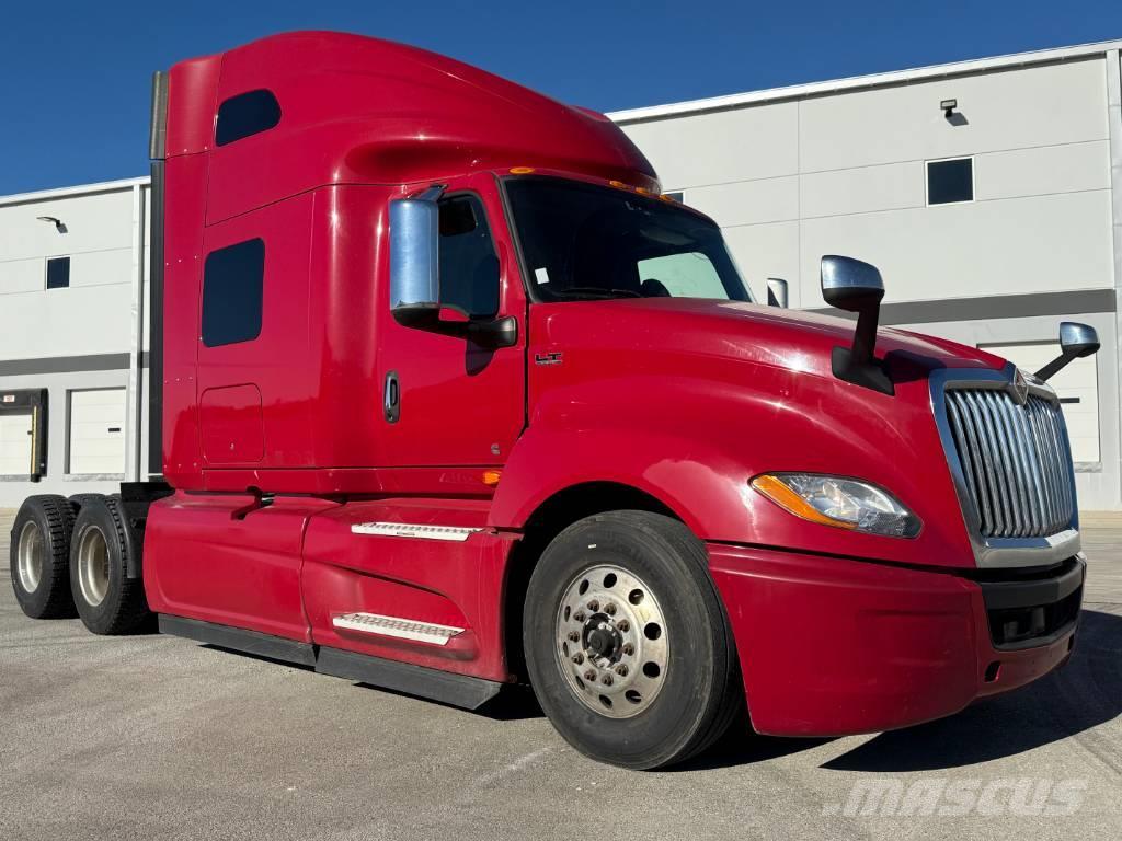 International LT Sleeper Camiones tractor