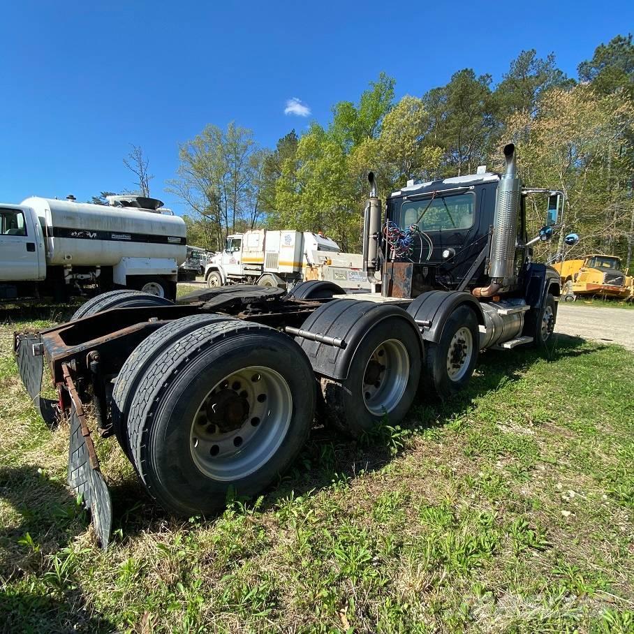 Mack CHN613 Camiones tractor