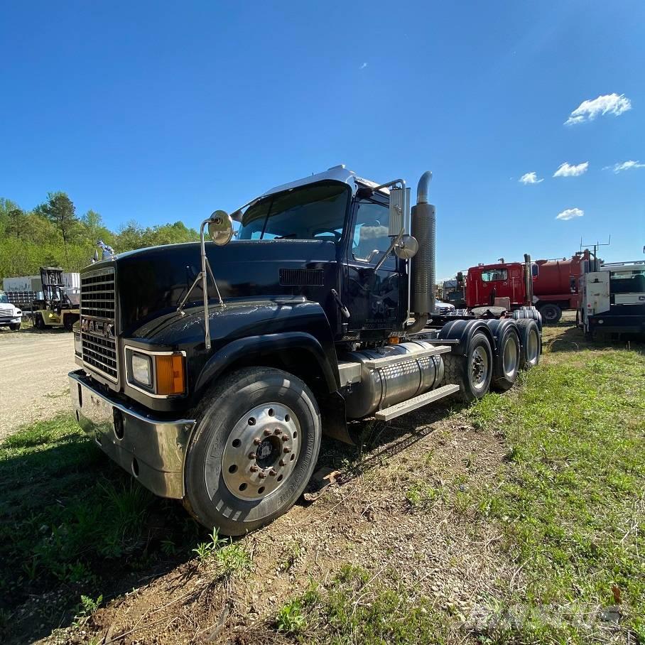 Mack CHN613 Camiones tractor