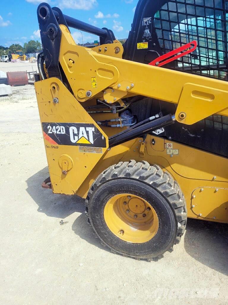 CAT 242 D Minicargadoras