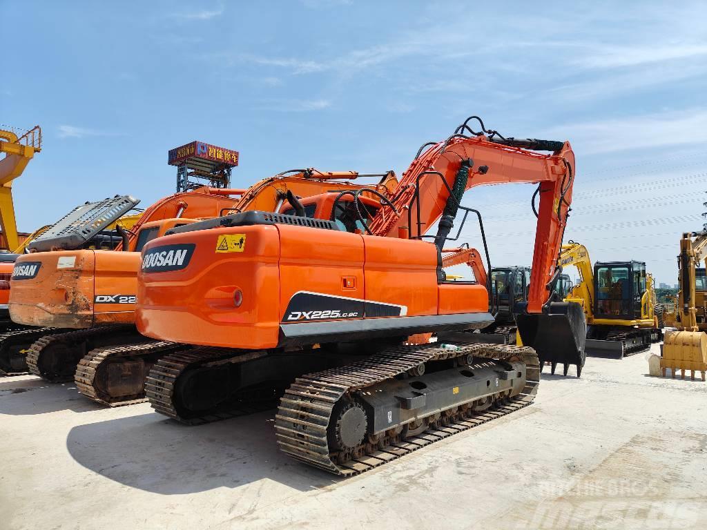 Doosan DX 225 Excavadoras sobre orugas