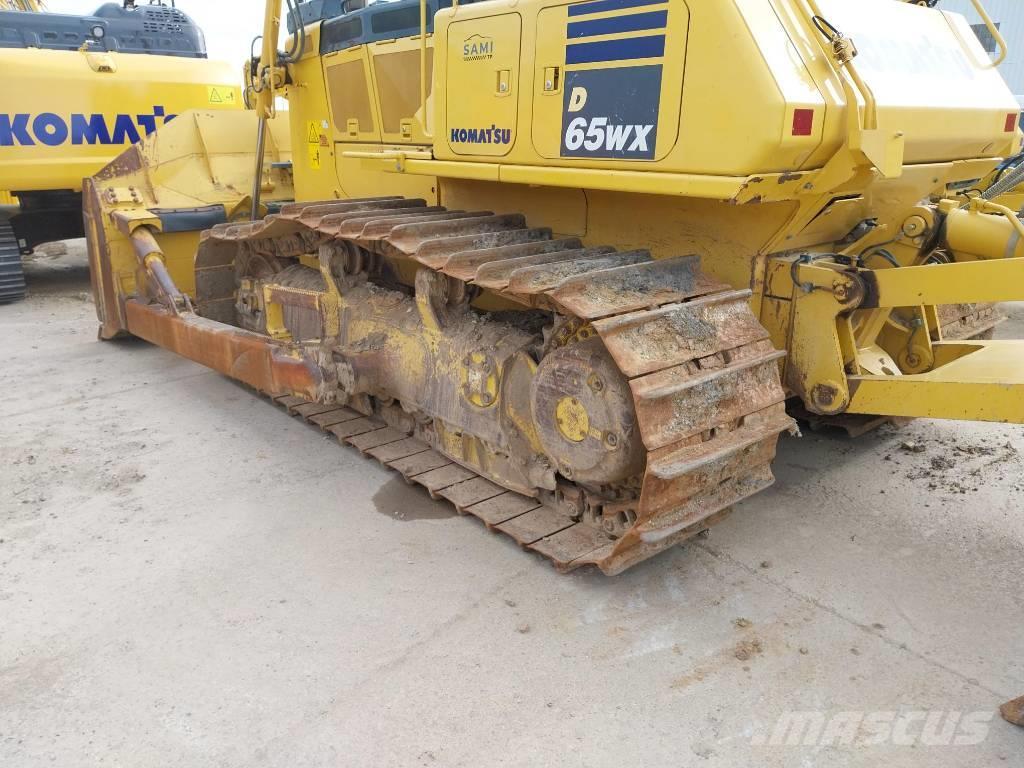 Komatsu D65WX-18 Buldozer sobre oruga