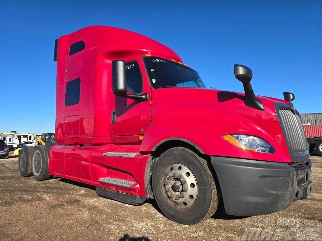 International LT Sleeper Camiones tractor