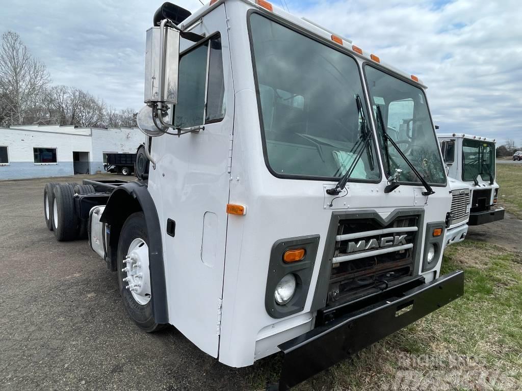 Mack LEU613 Camiones con chasís y cabina