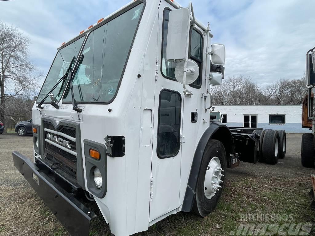 Mack LEU613 Camiones con chasís y cabina