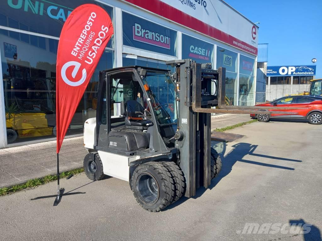 UniCarriers D32 Camiones diesel