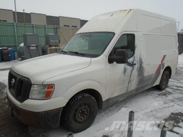 Nissan NV2500HD Camiones con caja de remolque