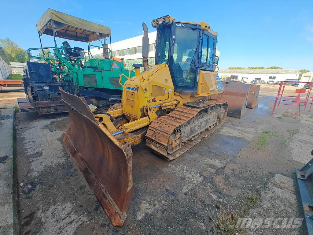 Komatsu D51EX-22 Buldozer sobre oruga