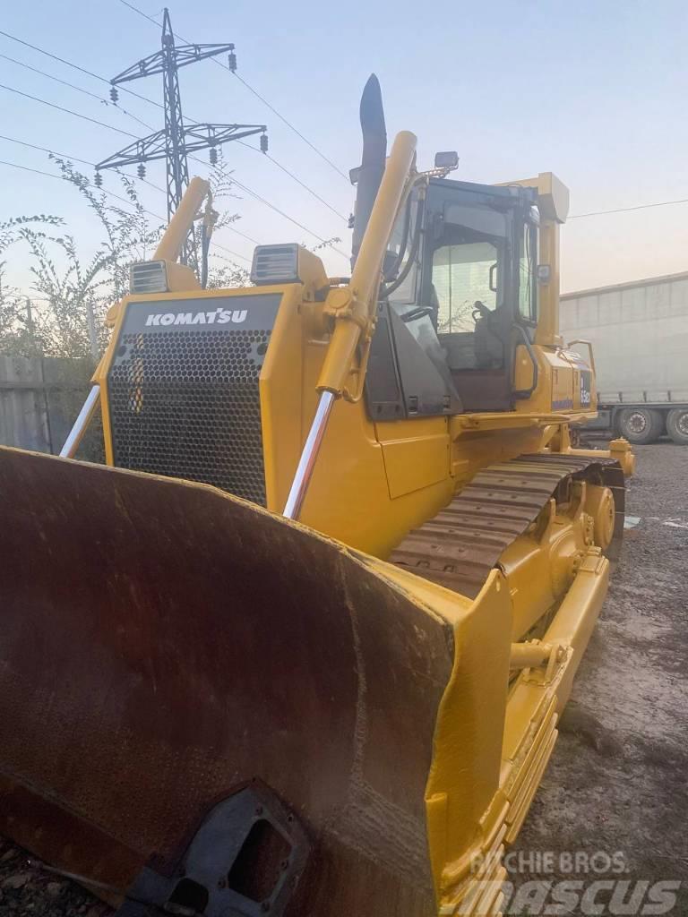 Komatsu D65EX-15EO Buldozer sobre oruga