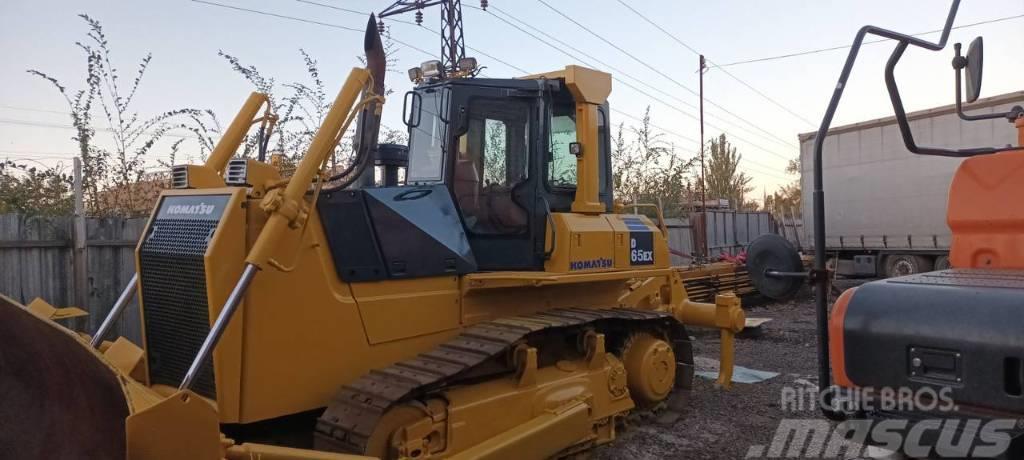 Komatsu D65EX-15EO Buldozer sobre oruga