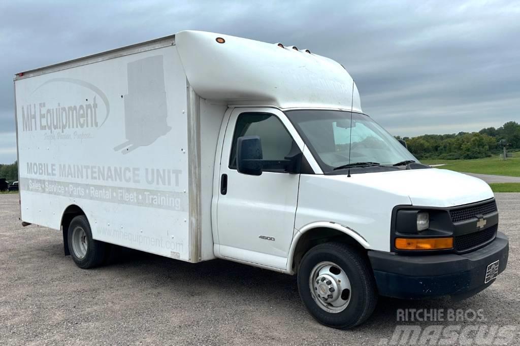 Chevrolet G4500 Camiones con caja de remolque