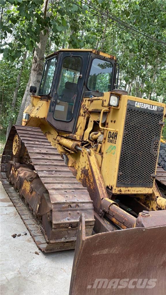 CAT D4H Buldozer sobre oruga