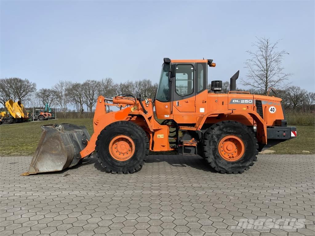 Doosan DL250 Cargadoras sobre ruedas