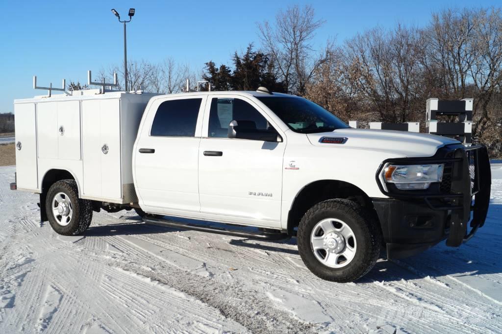 RAM 3500 TRADESMAN Caja abierta/laterales abatibles