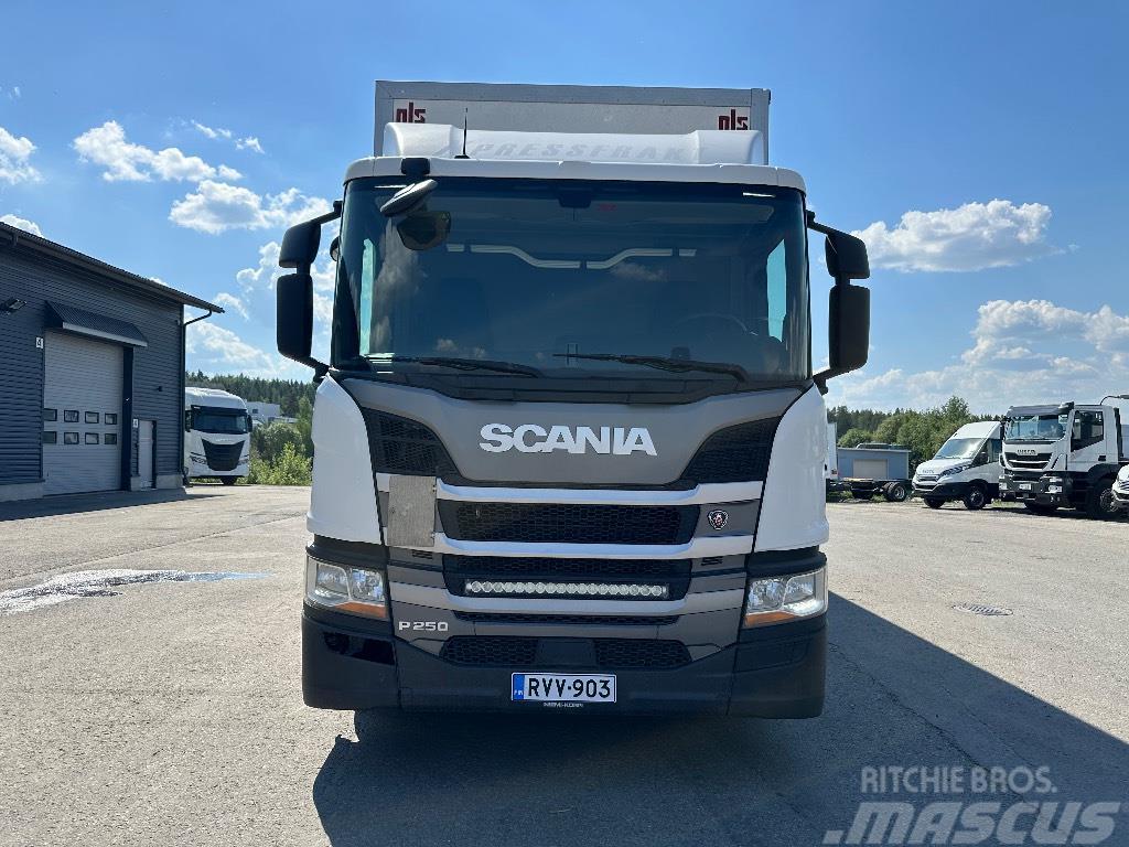 Scania P250 Camiones con caja de remolque