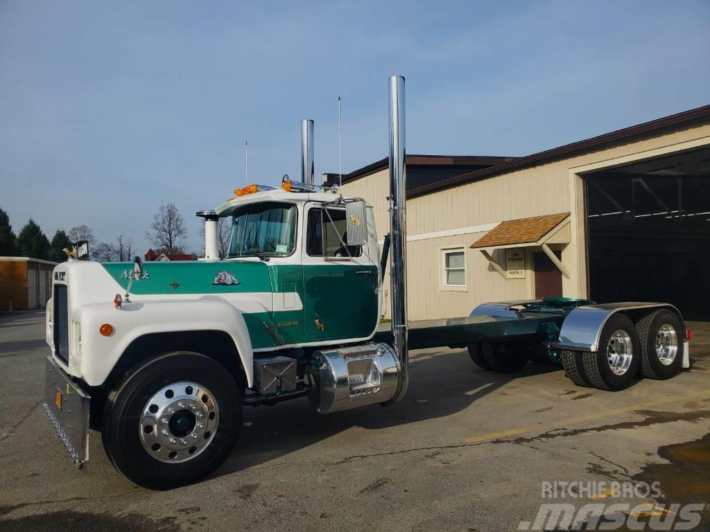 Mack R700 Camiones con chasís y cabina