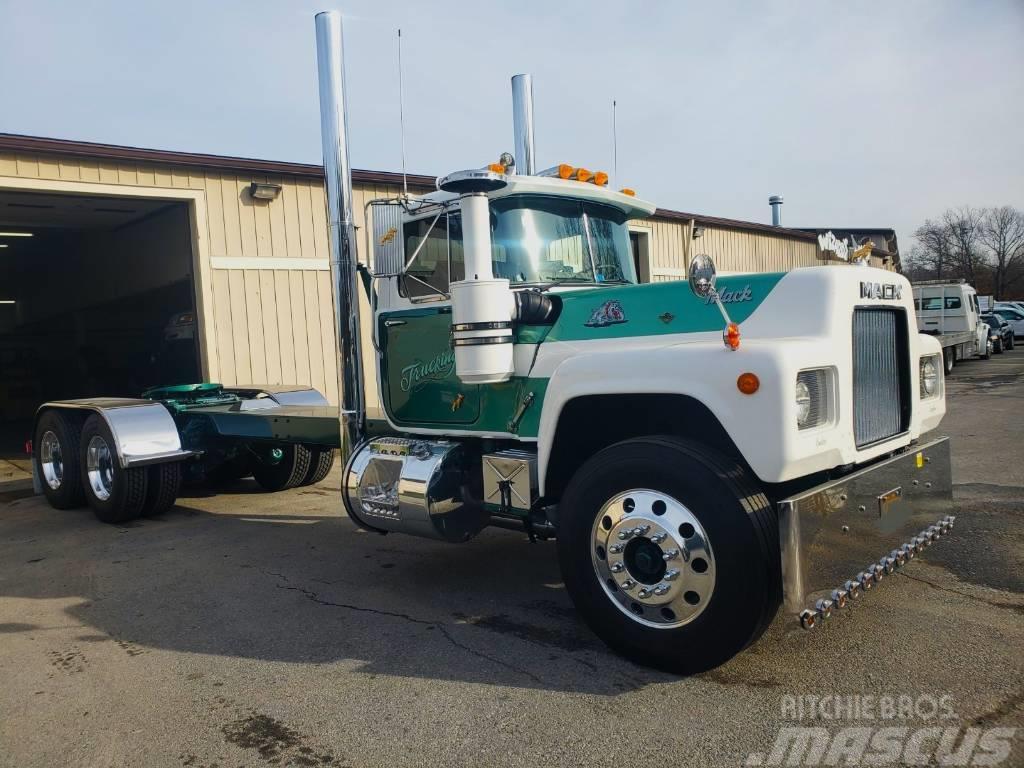 Mack R700 Camiones con chasís y cabina