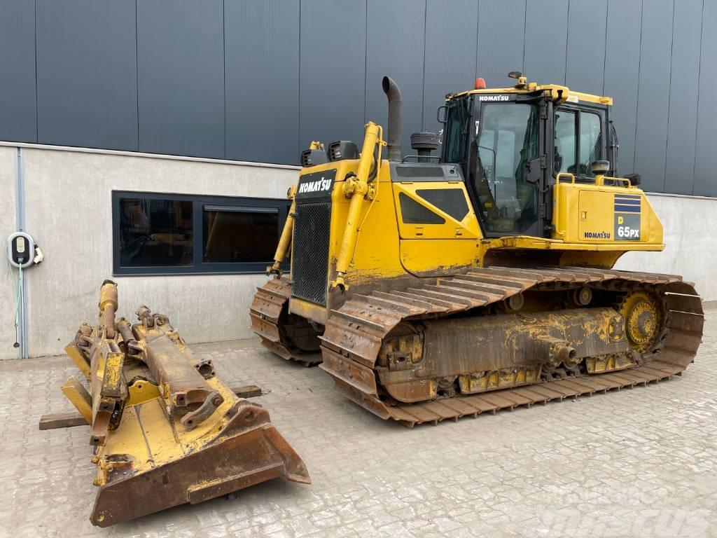 Komatsu D65PX-17 Buldozer sobre oruga