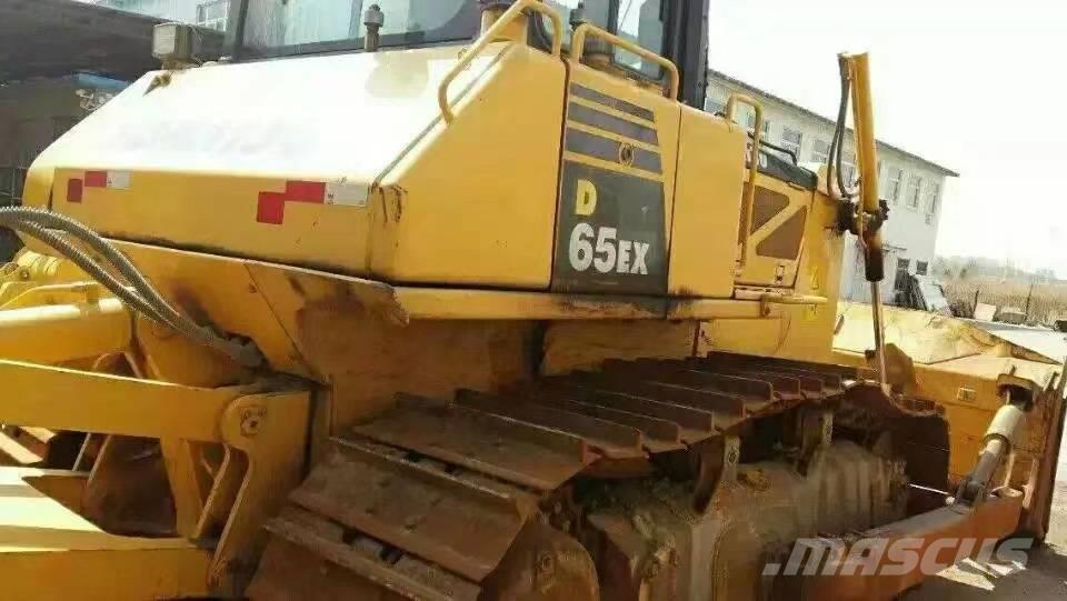 Komatsu d65ex-16 Buldozer sobre oruga