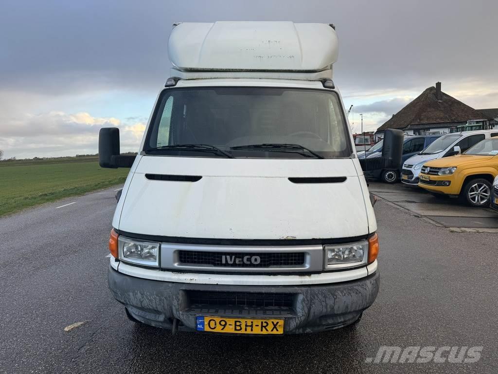 Iveco Daily Camiones con caja de remolque