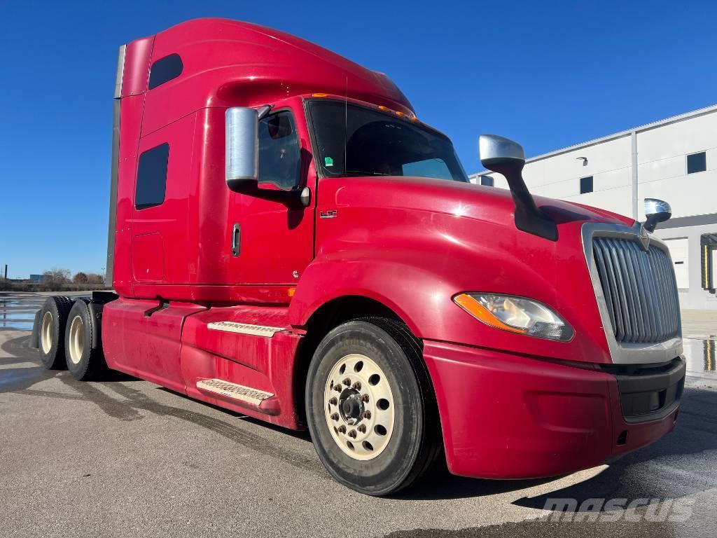 International LT Sleeper Camiones tractor