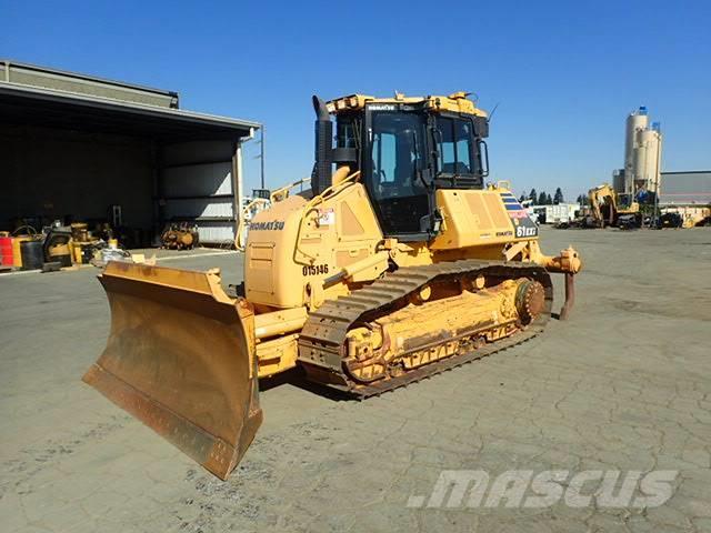 Komatsu D61EXi-24 Buldozer sobre oruga