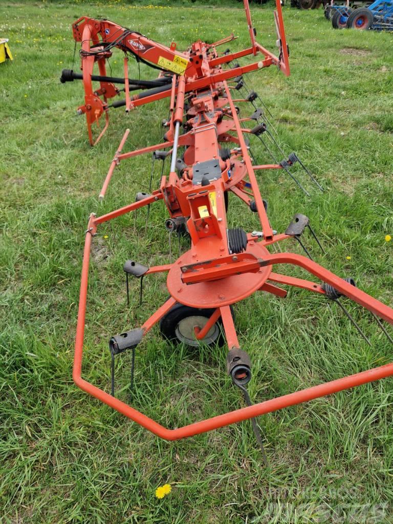 Kuhn GF 8702 Rastrilladoras y rastrilladoras giratorias