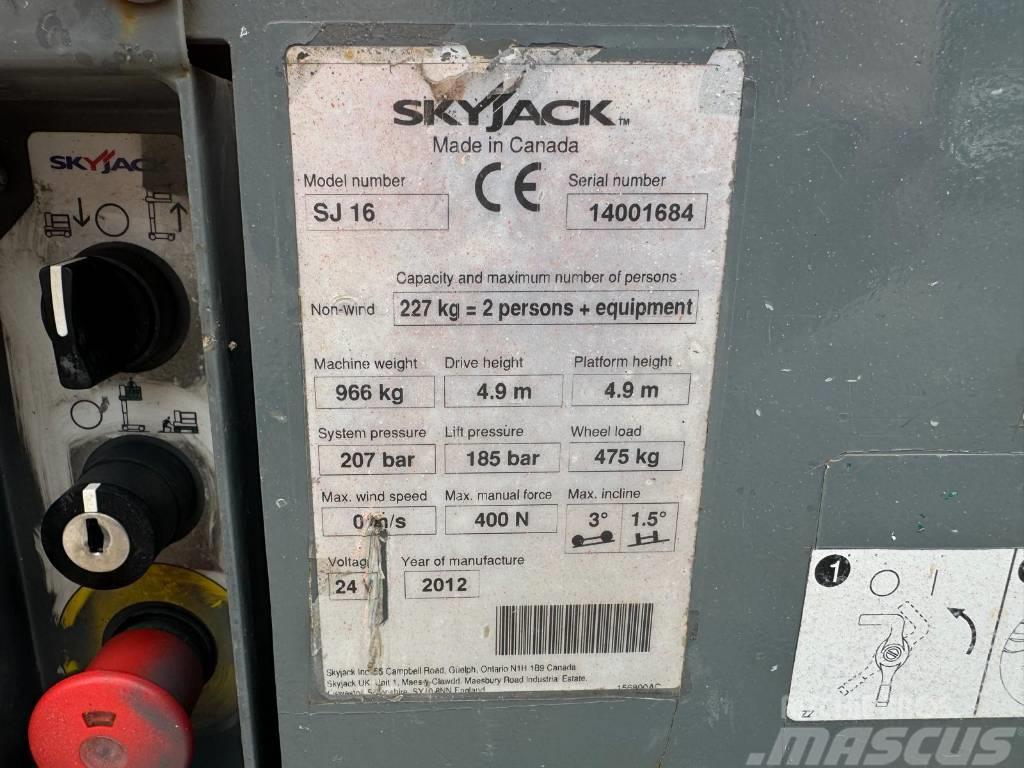 SkyJack SJ 16 Plataformas con jaula de elevación