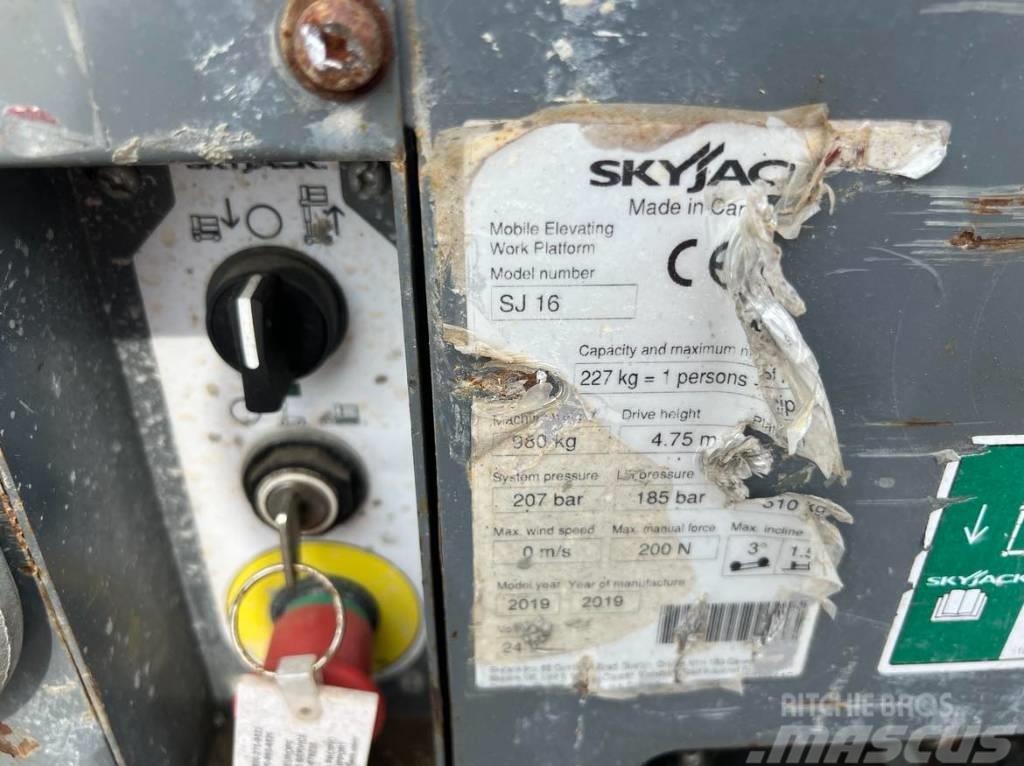 SkyJack SJ 16 Plataformas con jaula de elevación