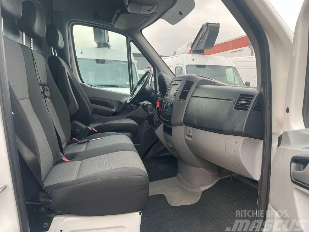 Volkswagen Crafter Kastenwagen mit Stromgenerator 27 kVA Vehículos de caha cerrada