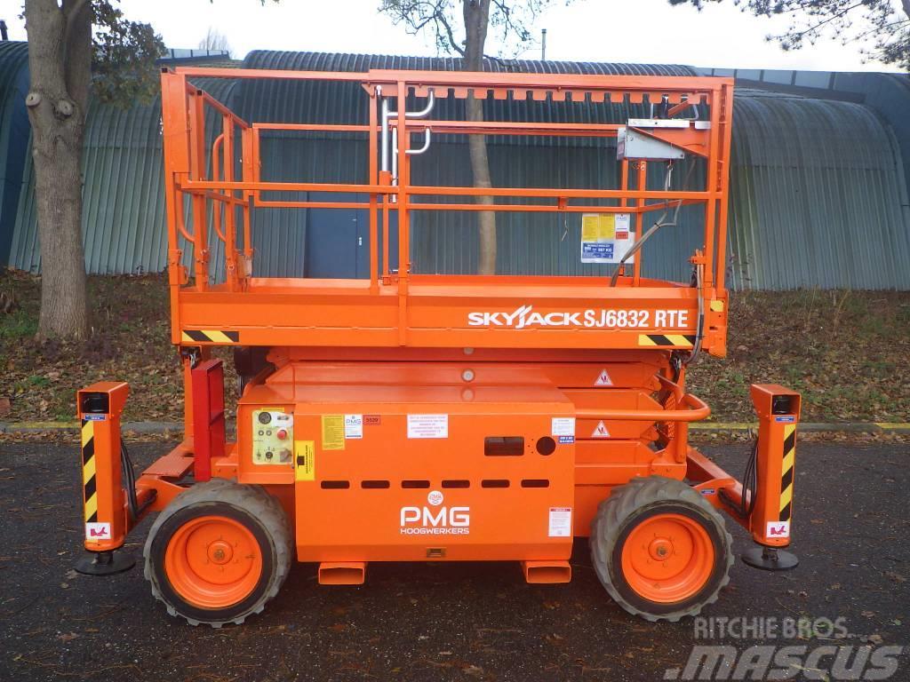 SkyJack SJ6832RTE Plataformas tijera