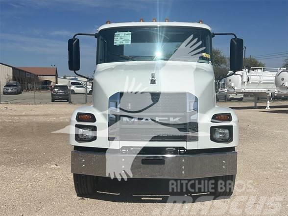 Mack MD6 Camiones con chasís y cabina