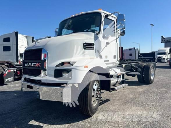 Mack MD7 Camiones con chasís y cabina